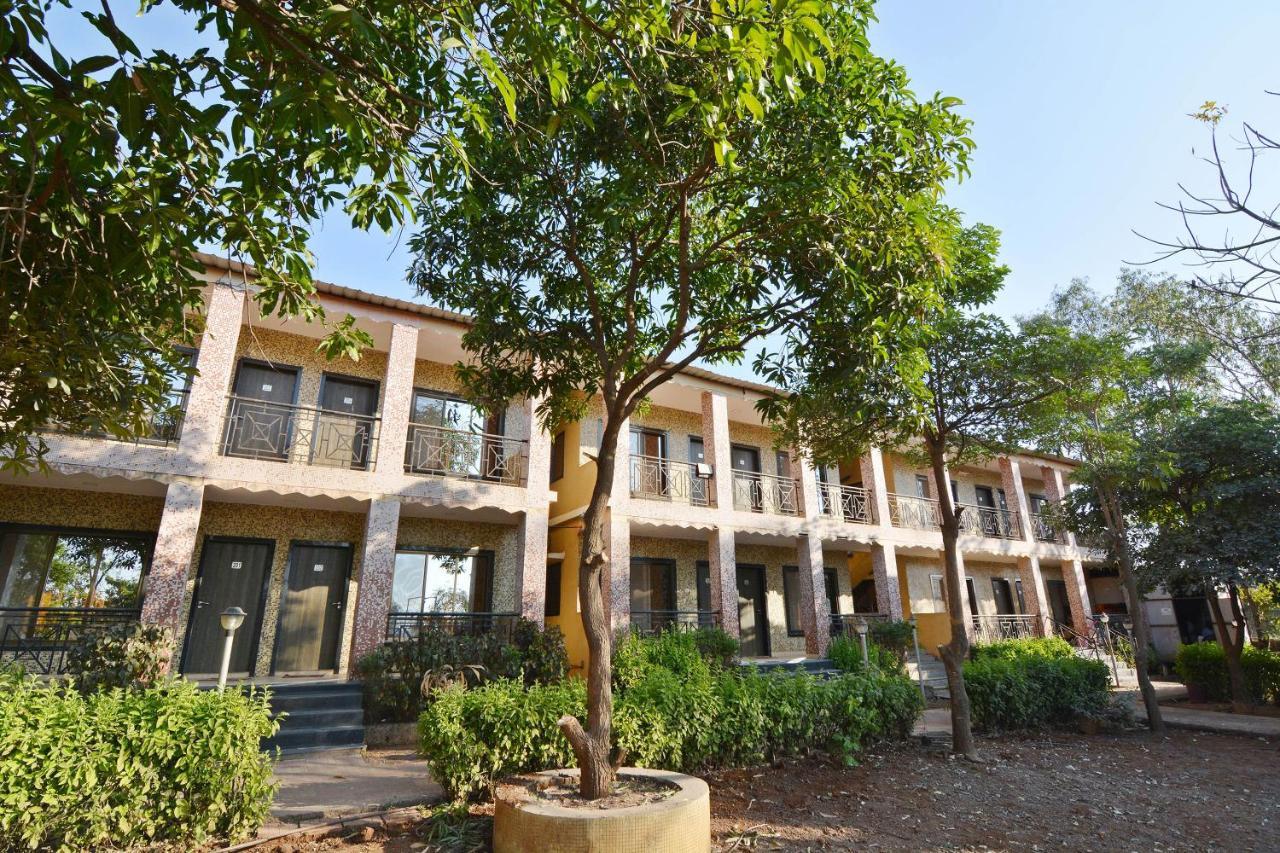 Oyo Midway Park Resort Atgaon Buitenkant foto