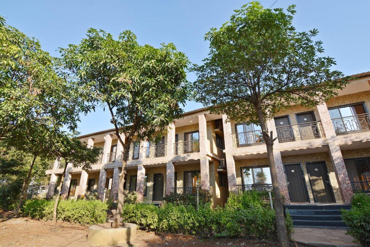 Oyo Midway Park Resort Atgaon Buitenkant foto